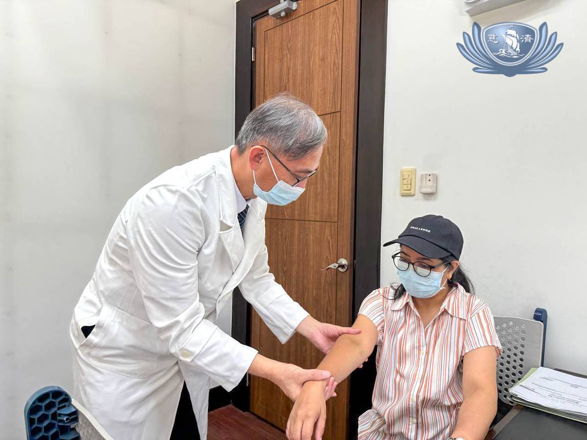 TCHH Center of Stem Cell & Precision Medicine director Dr. Chi-Cheng Li examines a local patient at the TCEC as part of the free consultations and treatments provided by visiting Taiwanese doctors.